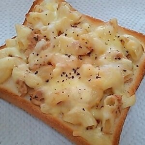 マカロニサラダチーズトースト